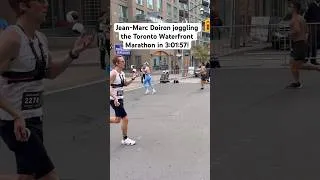 Thumbnail: Jean-Marc Doiron running the Toronto Waterfront Marathon while juggling in 3:01 #marathon #joggling
