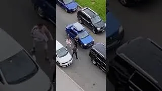 Thumbnail: Два парня дерутся на улице (Two Guys Fighting in the Street)