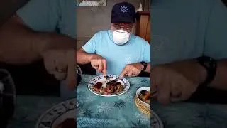 Thumbnail: Double layer mask: this is how you eat out during the coronavirus pandemic