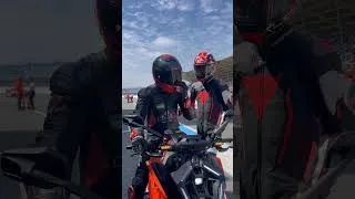 Thumbnail: F1-verslaggever Ronald achterop de motor over het TT Circuit Assen