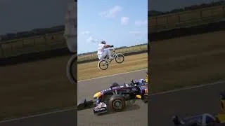 Thumbnail: Kriss Kyle is de allereerste persoon ooit die met een BMX over een rijdende F1-auto is gesprongen 😳
