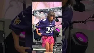 Thumbnail: Ella Langley suffers wardrobe malfunction at Baltimore concert #shorts