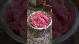 Thumbnail: Matze freut sich schon auf die leckerchen  #hundefressen #kochenfürhunde #hundeleben #bullmastiff