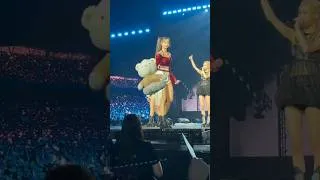 Thumbnail: LISA's reaction after someone threw a teddy on stage! #lisa #rosé #blackpink