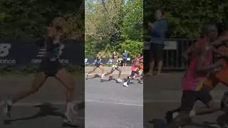 Thumbnail: London Marathon 2026 - Amanal Petros vs Geoffrey Kamworor mile 10