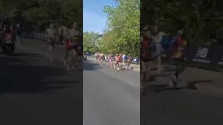 Thumbnail: London Marathon 2026 - Alex Yee pacing Phil Sesemann mile 10 #runlondon #dailymile #allrunning