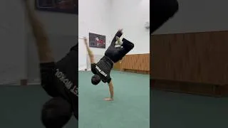Thumbnail: One Arm Macaco Tutorial🥷🏻💪 #parkour #tutorial #acrobatics #flip #tricking #workout