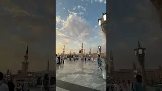 Thumbnail: Walking in Madinah