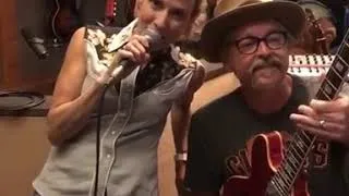 Thumbnail: Sheryl Crow testing Vox Box pedal with Jeff Trott (short clip - 30 Sep 2017)