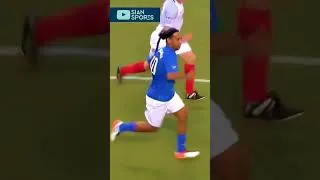 Thumbnail: HUMILHOU COM 2 CANETAS SEGUIDAS! RONALDINHO CONTINUA FAZENDO SUAS MAGIAS MESMO APOSENTADO #shorts