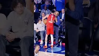 Thumbnail: Courtside meet up with the Obamas