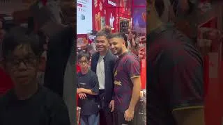 Thumbnail: Fans get photos with Manny Pacquiao