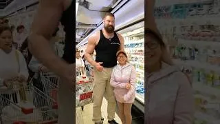 Thumbnail: Grocery Shopping in China while being 7'2" 😂 (The Dutch Giant)