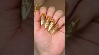 Thumbnail: Gold cat-eye nails