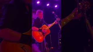 Thumbnail: Tom McRae in the crowd, singing Bloodless