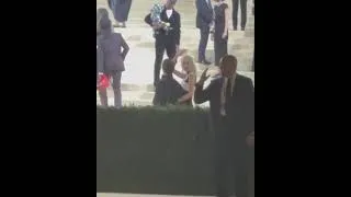 Thumbnail: Fans cheering for Rosé at Met Gala!!