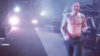 Thumbnail: Chester Bennington Smiling At Talinda Whilst On Stage Performing